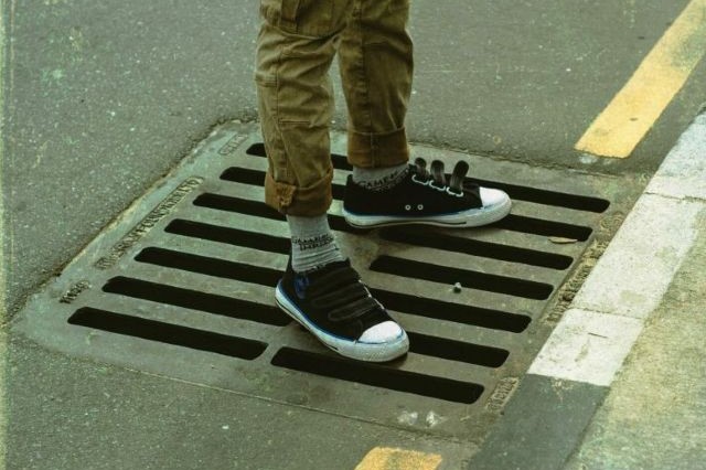 Plaque d'égout sur la voie publique. Point d'intervention pour l'inspection vidéo et la détection de fuites sur les réseaux d'eaux usées par ETEC Expert.