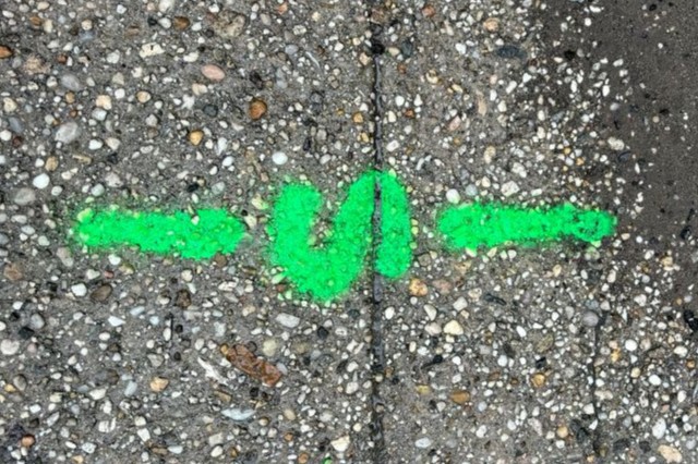 Confirmation de point de rupture par traçage au sol. Expertise en détection de fuite non destructive à Nîmes et dans le Gard, avec marquage précis de la zone d'intervention.