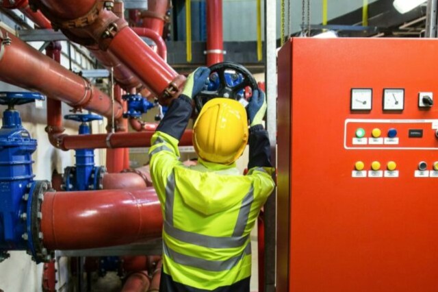 Technicien Etec inspectant une grosse canalisation d'eau pour la détection de fuites de fluides.
